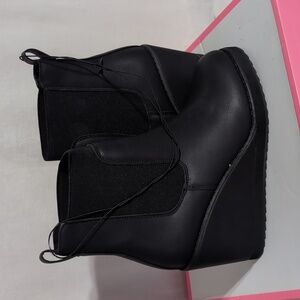 Jessica Carlyle Benedict Black Wedge Heel Chelsea Bootie Size 9 New with Tag